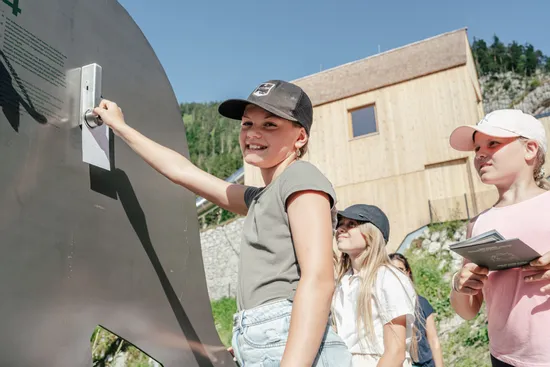 Prägestempel für Kinderpass mit Kindern